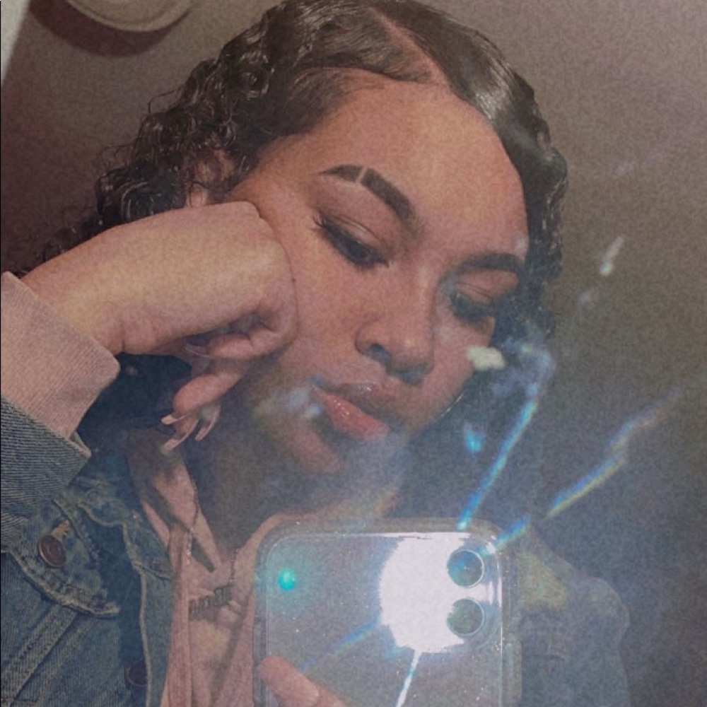 Meet your Posher, Alexis